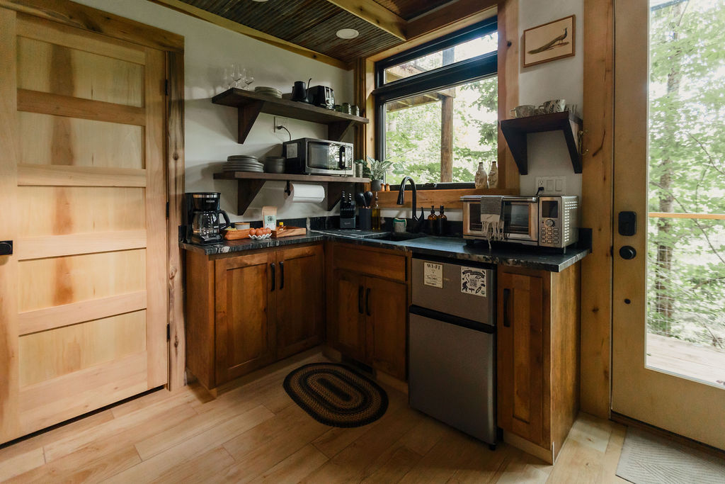 Morel Glamping Cabin with Wifi - Image 14